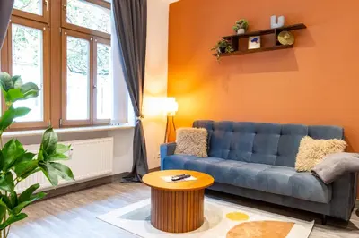 Ein Sitzbereich in der Unterkunft Edles Stuckdecken-Juwel! 2 Schlafzimmer, PARKPLATZ vor der Tür, HBF nah, gratis Kaffee&Tee