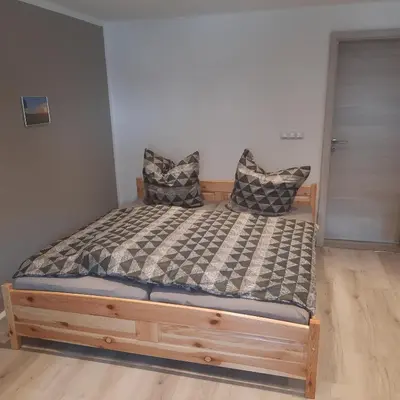 Ein Bett oder Betten in einem Zimmer der Unterkunft Ferienwohnung Schwibbogen