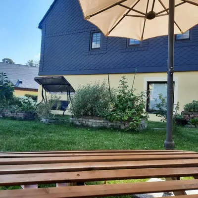 Ein Garten an der Unterkunft Ferienwohnung Schwibbogen