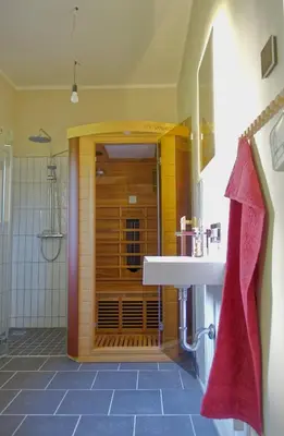 Ein Badezimmer in der Unterkunft FEWO mit Sauna & Gartenblick