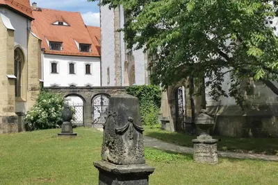 Ein Garten an der Unterkunft Mittelalterliches Domherrenhaus