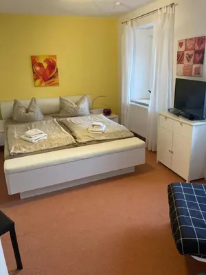 Ein Bett oder Betten in einem Zimmer der Unterkunft Landhaus Böhmer, Ferienwohnung Papststein