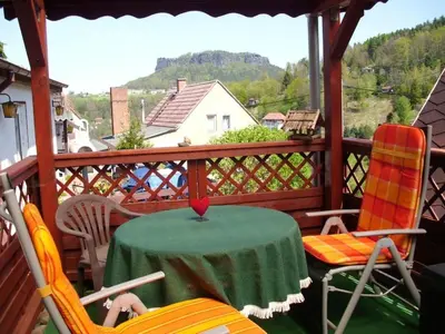 Ein allgemeiner Bergblick oder ein Berglick von des Ferienhauses aus