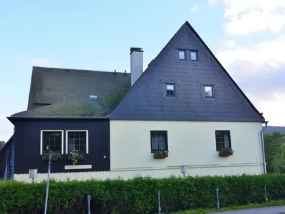 Das Gebäude in dem sich das Ferienhaus befindet