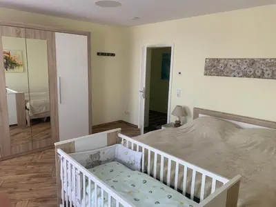Ein Bett oder Betten in einem Zimmer der Unterkunft Ferienwohnung Zur fleißigen Biene