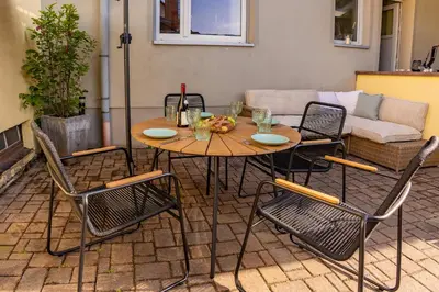 Ein Sitzbereich in der Unterkunft Ferienwohnung zur Burg