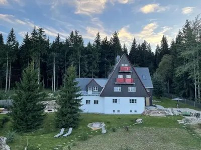 Das Gebäude in dem sich das Ferienhaus befindet