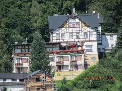 Das Gebäude in dem sich das Ferienhaus befindet