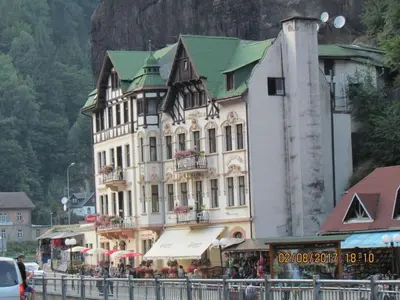 Das Gebäude in dem sich das Ferienhaus befindet