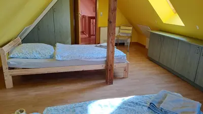 Ein Bett oder Betten in einem Zimmer der Unterkunft Ferienwohnung Zum alten Kutscher