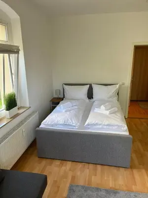 Ein Bett oder Betten in einem Zimmer der Unterkunft Apartment Leuben - Stylisch - Balkon - Küche