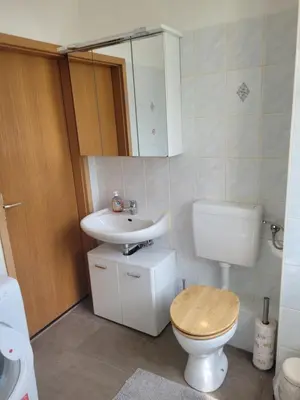 Ein Badezimmer in der Unterkunft Monteurswohnung Roßwein - Zentral - Küche