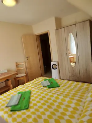 Ein Bett oder Betten in einem Zimmer der Unterkunft Dresden-Entspannung-Natur-trifft-2-Städte-am-Fluss