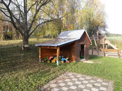 Ein Kinderspielbereich in der Unterkunft Ferienhof Näcke mit Flechtwerkstatt