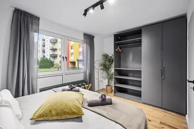 Ein Bett oder Betten in einem Zimmer der Unterkunft EDLER WOHNRAUM Elegantes Apartment mit Balkon, Boxspringbett, Kaffeevollautomat, Lift & Parkplatz