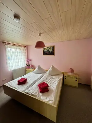 Ein Bett oder Betten in einem Zimmer der Unterkunft Ferienwohnung Hofmann
