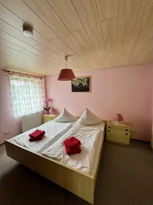 Ein Bett oder Betten in einem Zimmer der Unterkunft Ferienwohnung Hofmann