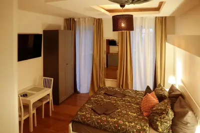 Ein Bett oder Betten in einem Zimmer der Unterkunft Boutique Hotel Pension Luisengrün Küche 1Gbs WLAN Netflix Disney MagentaTV