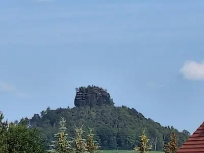Ein allgemeiner Bergblick oder ein Berglick von der Ferienwohnung aus