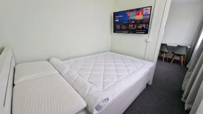 Ein Bett oder Betten in einem Zimmer der Unterkunft CityCenter Apartment - BigTV-PS4-Netflix-Parking