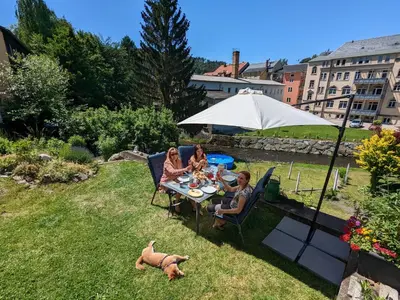 Ein Garten an der Unterkunft F0 - Urlaubsmagie - Kleine voll ausgestattete Wohnung mit Gemeinschaftsgarten, -pool & -sauna