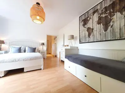 Ein Bett oder Betten in einem Zimmer der Unterkunft Two room Apartment in Dresden Neustadt with balcony