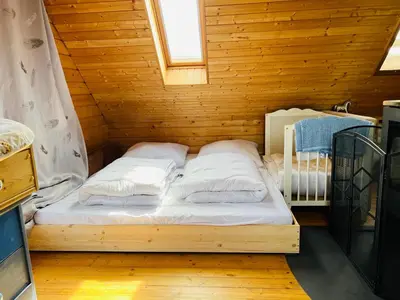 Ein Bett oder Betten in einem Zimmer der Unterkunft VillaHarmony wartet auf Familien mit Hund!