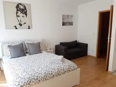 Ein Bett oder Betten in einem Zimmer der Unterkunft Studio Dresden Neustadt & parking