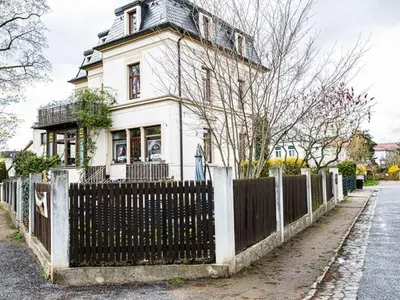 Das Gebäude in dem sich das Ferienhaus befindet