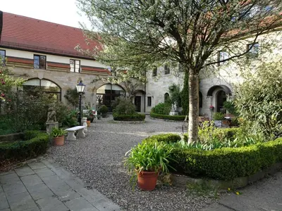Ein Garten an der Unterkunft Pension zur Königlichen Ausspanne Dresden