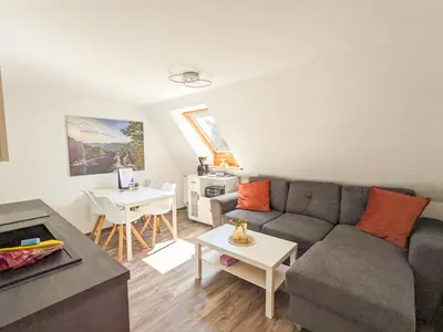 Ein Sitzbereich in der Unterkunft B6 - Urlaubsmagie - Inmitten der Sächsischen Schweiz mit Balkon mit Ausblick auf die Sandsteine