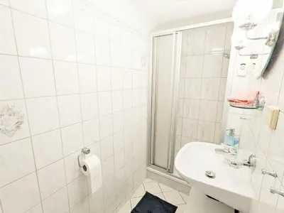 Ein Badezimmer in der Unterkunft B6 - Urlaubsmagie - Inmitten der Sächsischen Schweiz mit Balkon mit Ausblick auf die Sandsteine