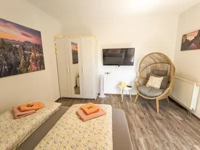 Ein Bett oder Betten in einem Zimmer der Unterkunft B6 - Urlaubsmagie - Inmitten der Sächsischen Schweiz mit Balkon mit Ausblick auf die Sandsteine