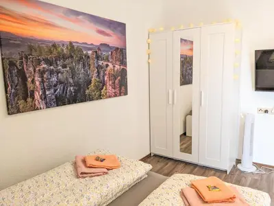 Ein Bett oder Betten in einem Zimmer der Unterkunft B6 - Urlaubsmagie - Inmitten der Sächsischen Schweiz mit Balkon mit Ausblick auf die Sandsteine