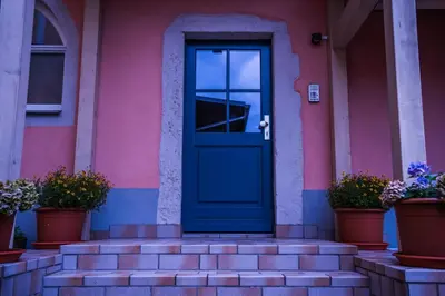 Eine Fassade oder ein Eingang zu Ferienwohnung Schloßblick mit Parkplatz