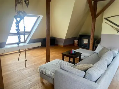 Ein Sitzbereich in der Unterkunft Dachgeschossloft mit Aussicht ins Erzgebirge
