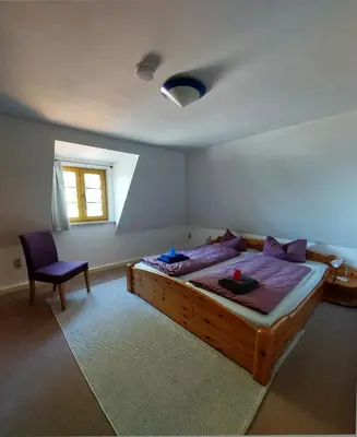 Ein Bett oder Betten in einem Zimmer der Unterkunft Lotterhof Ferienhaus Gartenhaus