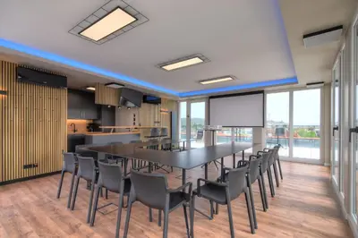 Küche/Küchenzeile in der Unterkunft Oasis Appart - Wohnen in Dresden - Netflix - Tiefgarage - Dachterrasse
