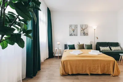 Ein Bett oder Betten in einem Zimmer der Unterkunft Homely Apartments Parken Wlan Küche Altstadt-SBahn-DD, Elbufer