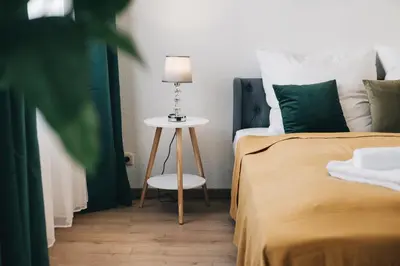 Ein Bett oder Betten in einem Zimmer der Unterkunft Homely Apartments Parken Wlan Küche Altstadt-SBahn-DD, Elbufer