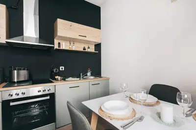 Küche/Küchenzeile in der Unterkunft Homely Apartments Parken Wlan Küche Altstadt-SBahn-DD, Elbufer