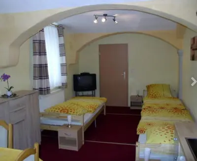 Ein Bett oder Betten in einem Zimmer der Unterkunft Ferienwohnung Monteurzimmer Bretnig WiFi Waschmaschine Parklpatz kostenlos