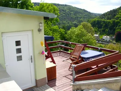 Ein allgemeiner Bergblick oder ein Berglick von des Ferienhauses aus