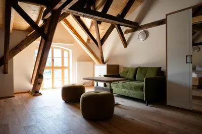 Ein Sitzbereich in der Unterkunft Zimmer An der Wasserburg