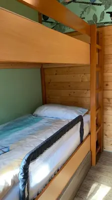 Ein Bett oder Betten in einem Zimmer der Unterkunft Strandlust Döbeln - Bungalow für eine gemütliche Auszeit zu jeder Jahreszeit