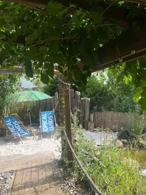 Ein Garten an der Unterkunft Strandlust Döbeln - Bungalow für eine gemütliche Auszeit zu jeder Jahreszeit