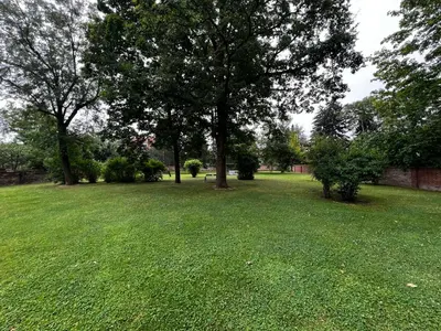 Ein Garten an der Unterkunft Apartment an der Jungen Garde