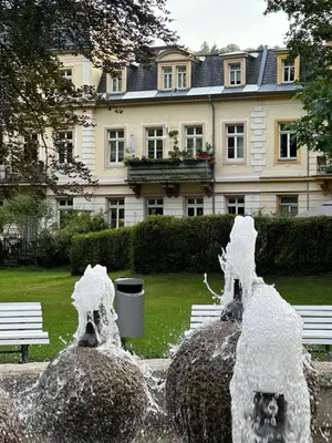 Ein Garten an der Unterkunft Am Springbrunnen