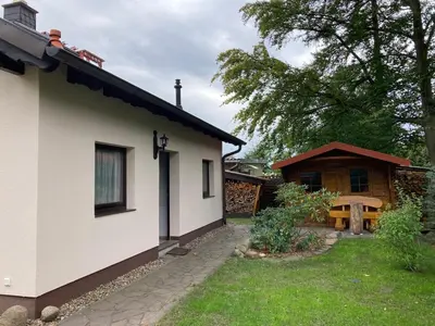 Das Gebäude in dem sich das Ferienhaus befindet