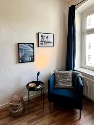Ein Sitzbereich in der Unterkunft Atelier Noé ROSÉ- Kunstvoll Wohnen - Wunderbares Frühstück möglich - Ruhig und nah am Zentrum -